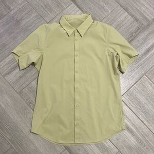 Lululemon Short Sleeve light green button up shirt Airing Easy Size Large